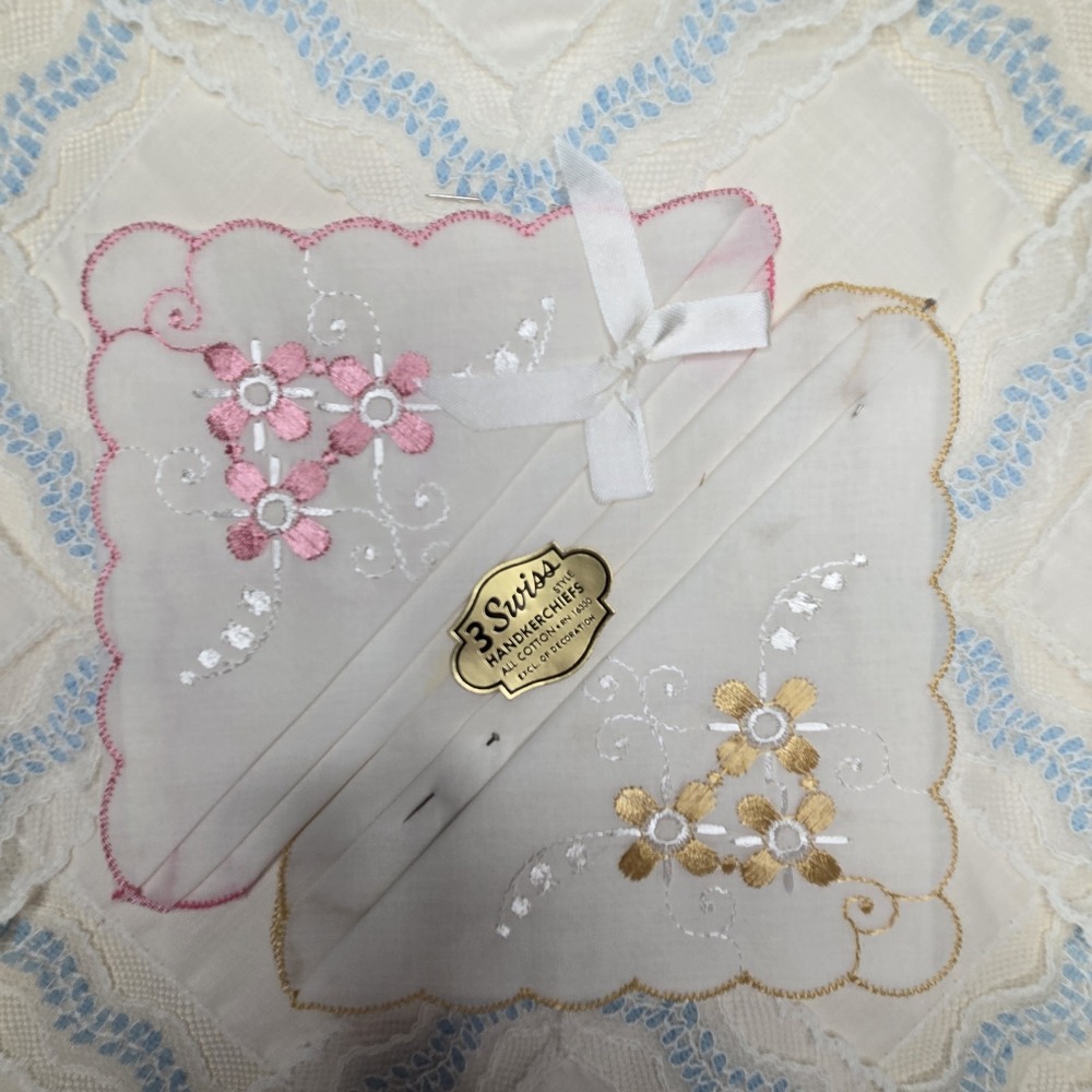 Vintage 3 Swiss Style Handkerchiefs New in Package Embroidered Lace Cotton - Picture 5 of 5